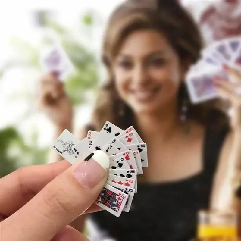 Niedliches Mini-Pokerspiel, tragbares Mini-Haus, Spielkarten, Puppenzubehör, Heimdekoration, kleines Party-Brettspiel, Pokerkartenspiele