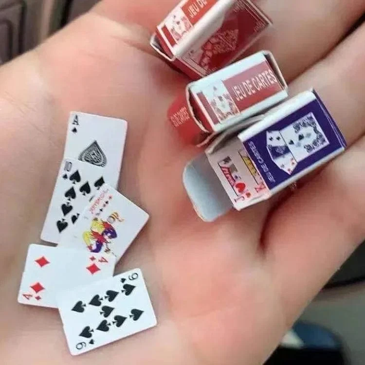 Niedliches Mini-Pokerspiel, tragbares Mini-Haus, Spielkarten, Puppenzubehör, Heimdekoration, kleines Party-Brettspiel, Pokerkartenspiele